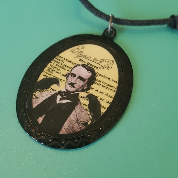 ❌️SOLD❌️ Edgar Allan Poe "The Raven" necklace - Picture 1 of 5
